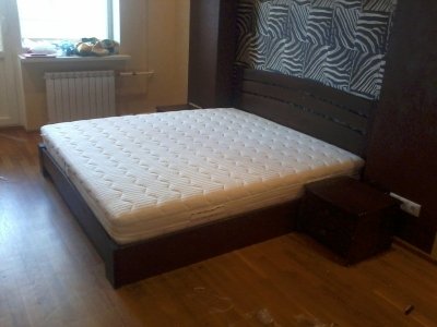 Селена Аурі з матрацом 